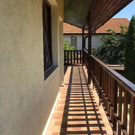 Sunset House فارنا